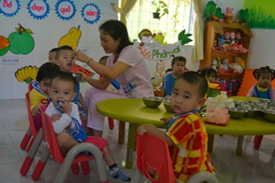 Thành phố đầu tư trang thiết bị cho trường mầm non công lập để đáp ứng nhu cầu gửi trẻ từ 6-18 tháng tuổi.  Trong ảnh: Các bé Trường mầm non Bình Minh (quận Hải Châu).