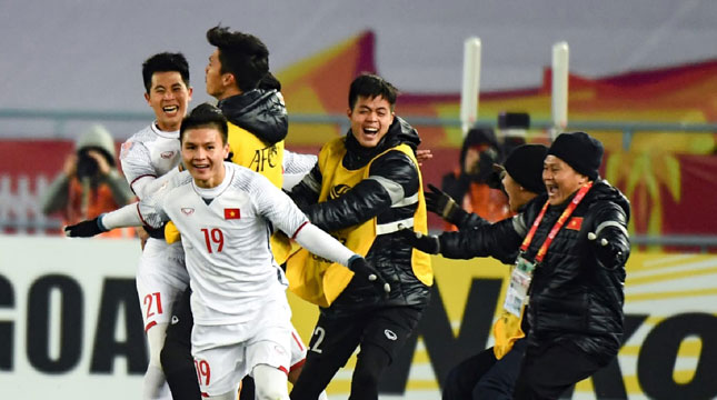 Hạnh phúc của Quang Hải (số 19) sau khi hoàn thành “cú đúp” và  giúp U23 Việt Nam san bằng tỷ số 2-2 trước U23 Qatar trong trận bán kết.           Ảnh: AFC