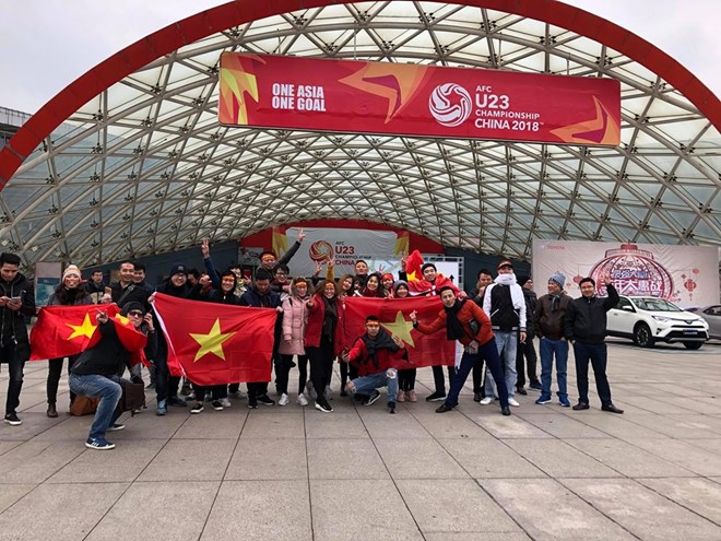 Các cổ động viên chụp ảnh lưu niệm trước cổng vào sân vận động Changzhou Sports Center. (Nguồn: Vietnam+)
