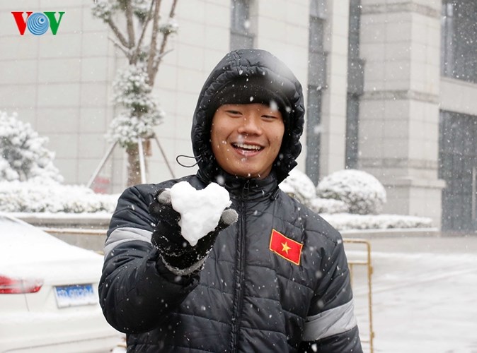Sáng 25/1, các cầu thủ U23 Việt Nam có thời gian đi dạo phố ngắm tuyết rơi.