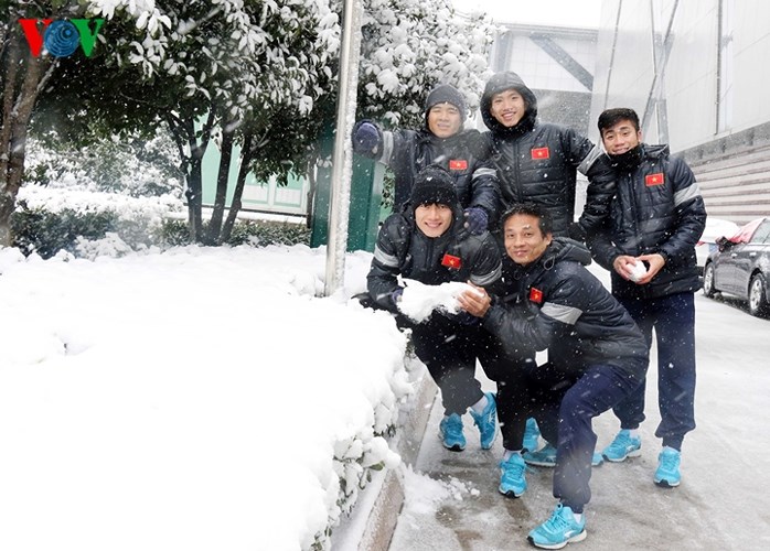 Nhiều cầu thủ tỏ ra thích thú vì lần đầu tiên chứng kiến tận mắt cảnh tuyết rơi.