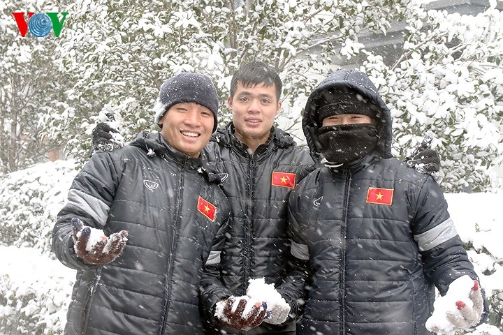 Dù thời tiết này không ủng hộ, nhưng nhiều cầu thủ U23 Việt Nam vẫn tỏ ra thích thú.