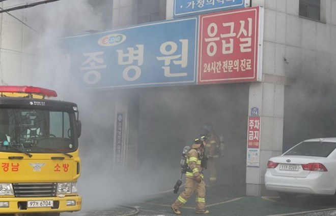 Lực lượng cứu hỏa nỗ lực dập lửa trong vụ cháy bệnh viện Sejong, thành phố Milyang, Hàn Quốc ngày 26/1. (Nguồn: Koreaherald/TTXVN)