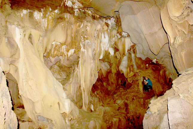 Hang được chia thành nhiều tầng, mỗi tầng có nhiều hang lớn, nhỏ khác nhau, và trong mỗi hang có lượng thạch nhũ khác nhau về số lượng và màu sắc.