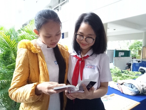 Le Thuy Linh (right) talking with her friend about environmental protection