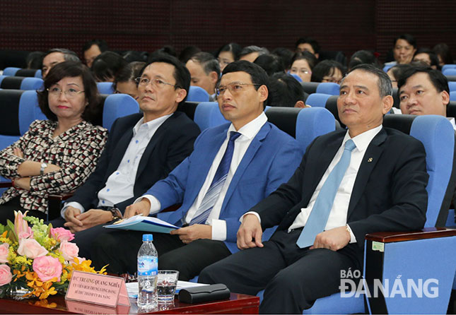 Bí thư Thành ủy Trương Quang Nghĩa (hàng đầu, bên phải) dự hội nghị.
