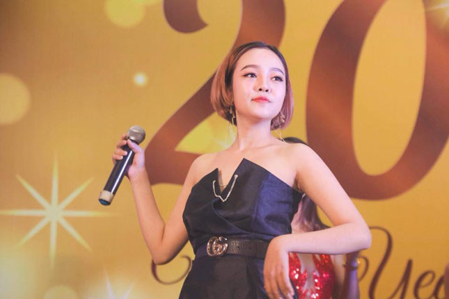 Dù thị trường âm nhạc của Đà Nẵng khá trầm lắng nhưng nhiều ca sĩ vẫn sống được với nghề.  TRONG ẢNH: Ca sĩ Thái Bình biểu diễn tại phòng trà Memory.