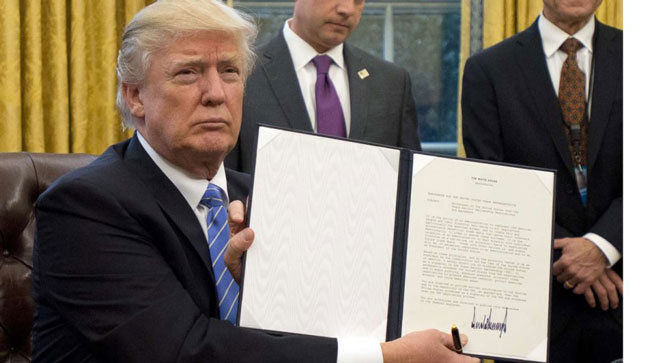 Tổng thống Mỹ Donald Trump ký quyết định rút khỏi TPP vào năm ngoái. Ảnh: AP