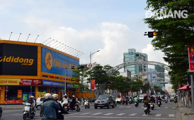 Việc phát triển các phố chuyên doanh trên địa bàn quận Hải Châu góp phần thúc đẩy kinh tế quận tăng trưởng cao  Trong ảnh: Phố chuyên doanh đường Lê Duẩn.
