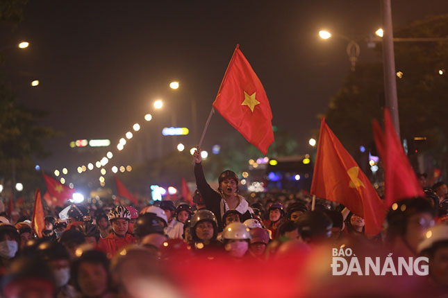 Người hâm mộ Đà Nẵng xuống đường mừng thành tích của đội tuyển U23  Việt Nam. Ảnh:  Hà Tiến Anh