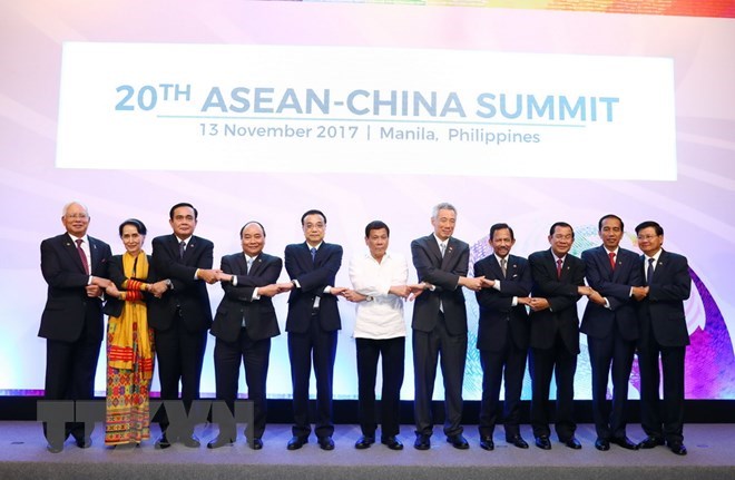 Thủ tướng Nguyễn Xuân Phúc (thứ tư từ trái sang), Thủ tướng Trung Quốc Lý Khắc Cường (thứ năm từ trái sang) và các Trưởng đoàn ASEAN chụp ảnh chung tại Hội nghị Cấp cao ASEAN-Trung Quốc lần thứ 20. (Ảnh: Thống Nhất/TTXVN)