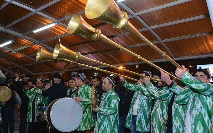 Dàn trống kèn của người hâm mộ Uzbekistan chào đón các cầu thủ U23. Ảnh: Báo Narodnoeslovo