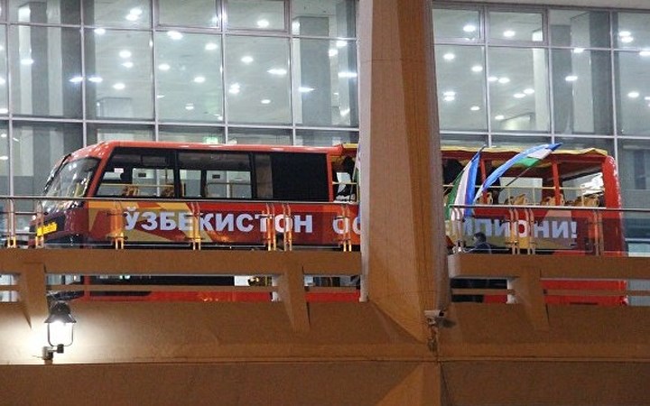 Cận cảnh chiếc xe buýt chở các cầu thủ Uzbekistan. Ảnh: Sputnik