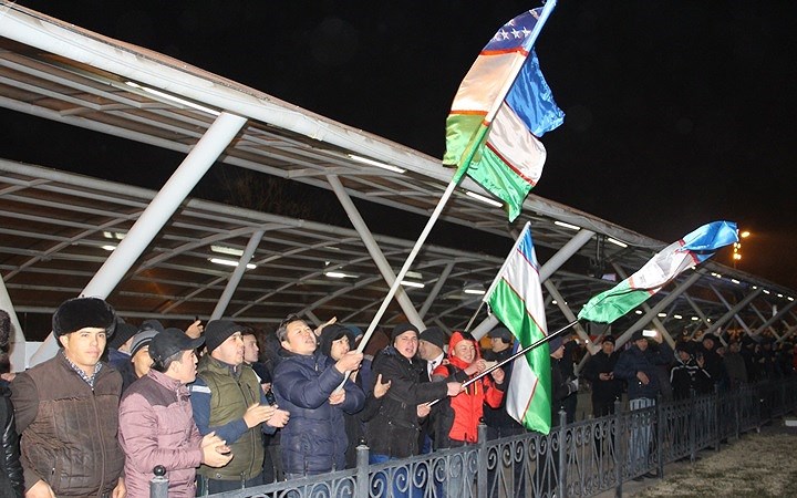 Rất đông CĐV Uzbekistan tập trung tại sân bay để đón đội tuyển U23. Ảnh: Sputnik