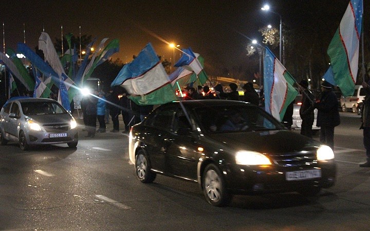 Đoàn xe đón U23 Uzbekistan đi giữa cờ hoa. Ảnh: Sputnik