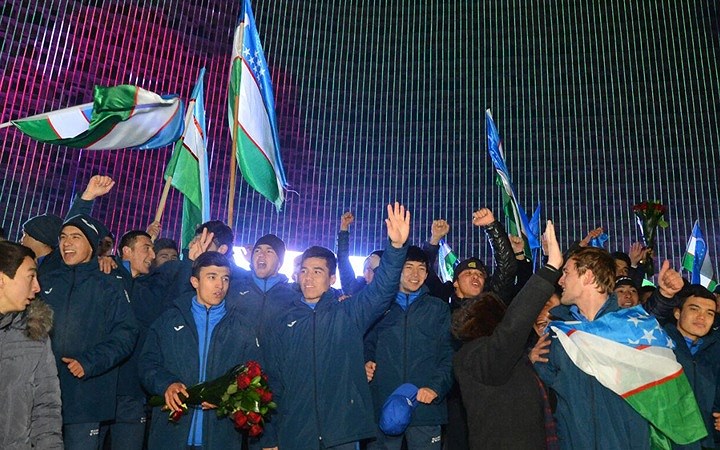 Các cầu thủ U23 Uzbekistan trong vòng vây người hâm mộ. Ảnh: Báo Narodnoeslovo