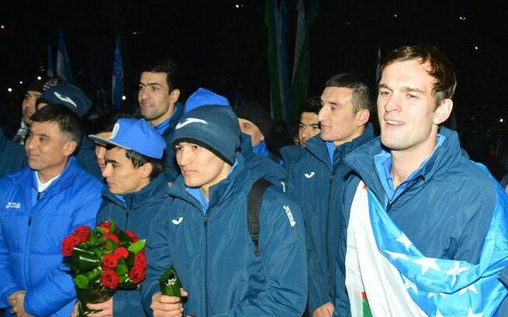 HLV Ravshan Khaydarov cùng các cầu thủ U23 Uzbekistan. Ảnh: Báo Narodnoeslovo