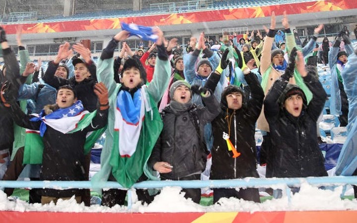 CĐV Uzbekistan trên sân Thường Châu, Trung Quốc. Ảnh: AFC