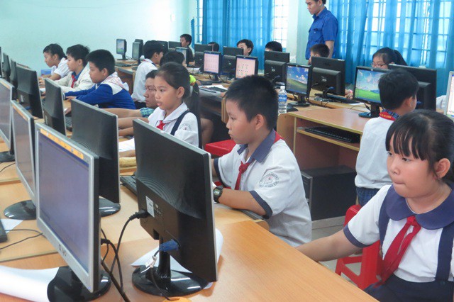 Ở tiểu học, học sinh chủ yếu học sử dụng các phần mềm đơn giản hỗ trợ học tập và sử dụng thiết bị kỹ thuật số.