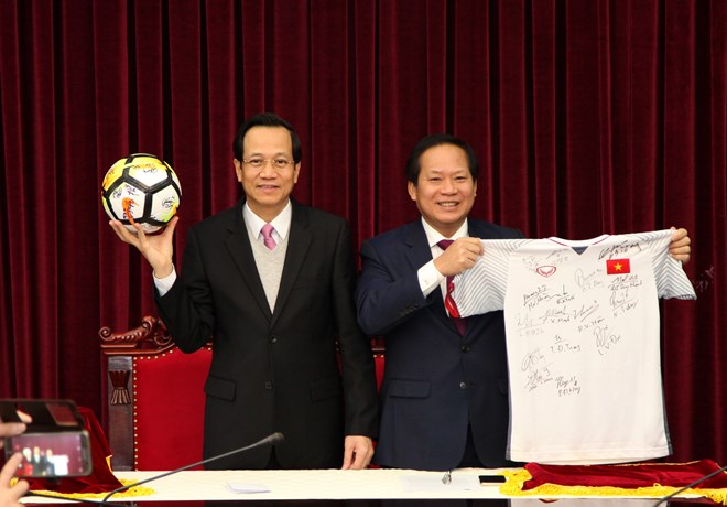 Đấu giá từ thiện quả bóng và áo thi đấu của U23 VN tặng Thủ tướng