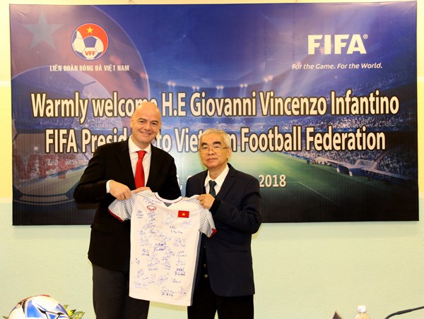 Chủ tịch FIFA cam kết sẽ hỗ trợ cho sự phát triển bóng đá Việt Nam
