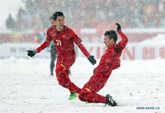 Quang Hải (phải) trong trận chung kết U23 Việt Nam - U23 Uzbekistan.			           			           Ảnh: Tân Hoa xã