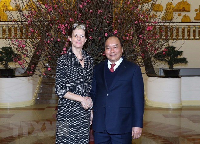 Prime Minister Nguyen Xuan Phuc (R) welcomes UN Coordinator of the Scaling Up Nutrition Movement Gerda Verburg (Source: VNA)