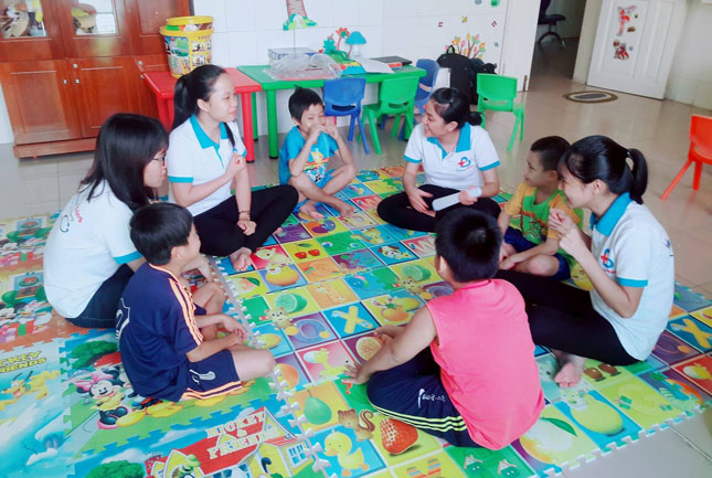 Một buổi học ở lớp Hoa Mặt Trời dành cho bệnh nhi ở Bệnh viện Phụ sản-Nhi Đà Nẵng của CLB Blouse Trắng.