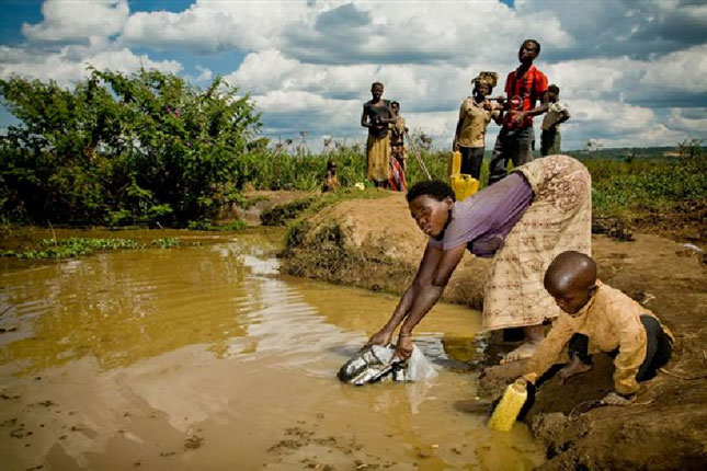 Phụ nữ và trẻ em châu Phi phải đi lấy nước từ những nguồn như thế này.