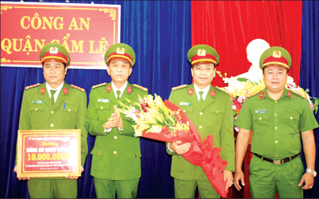 Colonel Muu (3rd right) presenting the reward to representatives from the honoured Division (Photo: Ngoc Phu)