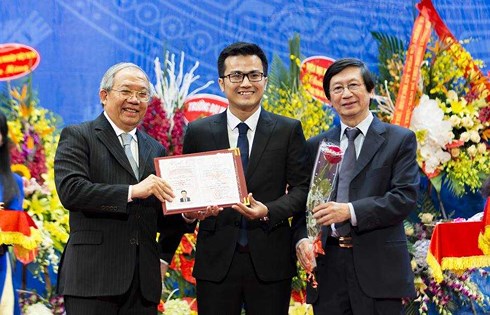 Anh Trần Xuân Bách (32 tuổi) là người trẻ nhất trong 638 nhà giáo được công nhận phó giáo sư năm 2016 (ảnh: VTCNews)