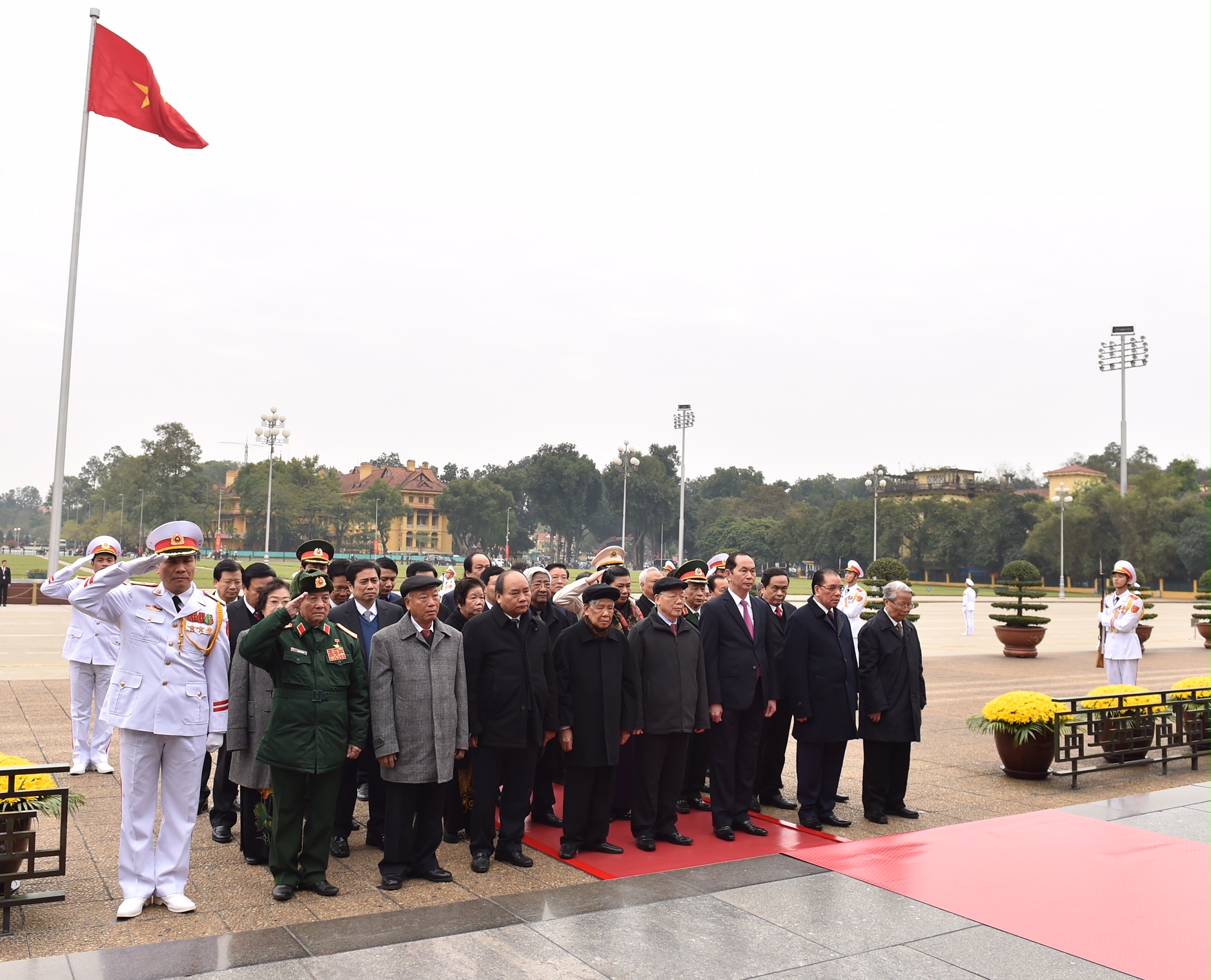 Các đại biểu thành kính bày tỏ lòng biết ơn vô hạn đối với Chủ tịch Hồ Chí Minh-người sáng lập, lãnh đạo và rèn luyện Đảng Cộng sản Việt Nam. - Ảnh: VGP