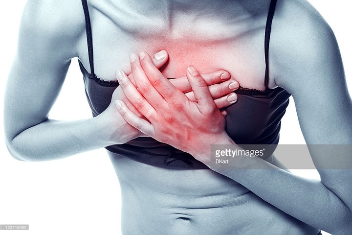 Đau ngực: Một cơn đau trong lồng ngực có thể khiến bạn nghĩ đến cơn suy tim, nhưng nó cũng có thể là dấu hiệu của cục máu đông. Cả suy tim và nghẽn động mạch phổi đều có triệu chứng tương tự. Tuy nhiên, đau do nghẽn động mạch phổi có xu hướng mạnh hơn, tạo cảm giác như bị dao đâm. Cảm giác trở nên nặng khi hít một hơi sâu.
