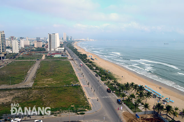 Với bãi cát dài trải rộng, những con đường đi bộ ven biển sẽ là điểm nhấn đặc biệt dành cho người dân và du khách đến Đà Nẵng.  					          Ảnh: THU HÀ