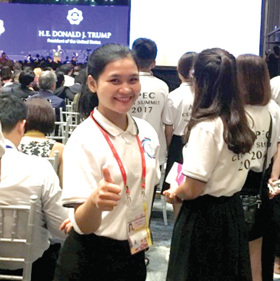 Trần Thị Trà Vy trong những ngày tham gia phục vụ APEC 2017. (Ảnh nhân vật cung cấp)