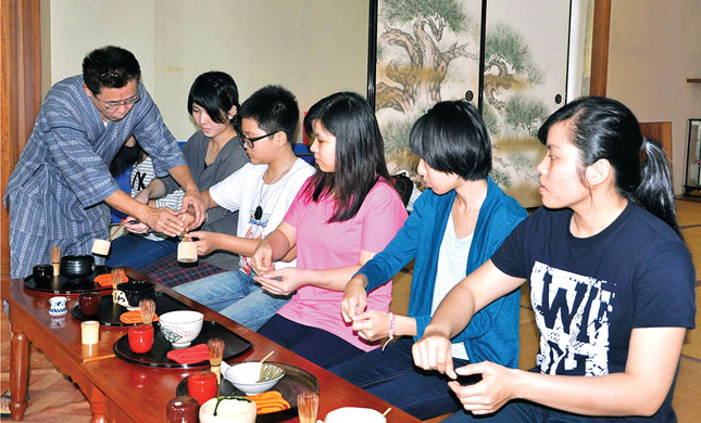 Ông Nakamori Katsuyuki (bìa trái) hướng dẫn các bạn trẻ trong một buổi sinh hoạt của câu lạc bộ trà đạo Nhật Bản tại Đà Nẵng.