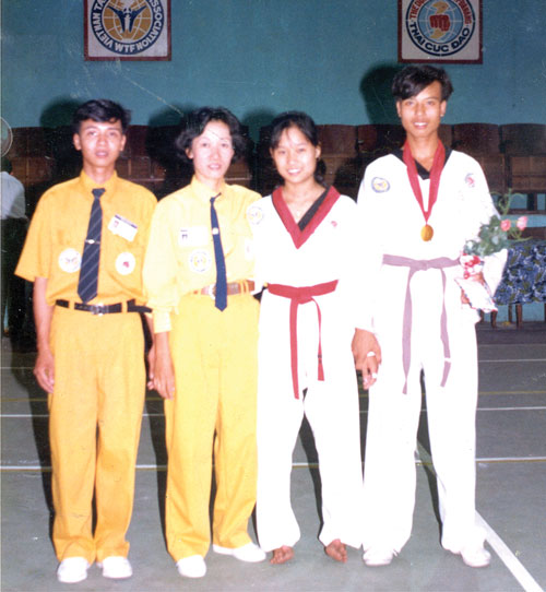 Không chỉ tham gia huấn luyện, võ sư Nguyễn Thị Minh Yến (thứ 2, từ trái sang)góp phần quan trọng vào sự phát triển của Taekwondo Việt Nam trong vai trò điều hành ở các giải đấu.