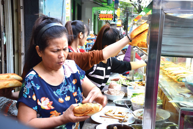 Có mặt hơn 30 năm tại Đà Nẵng, bánh mì bà Lan luôn được nhân viên chuẩn bị chỉn chu từng công đoạn trước khi bán cho khách. Ảnh: Đoàn Lương