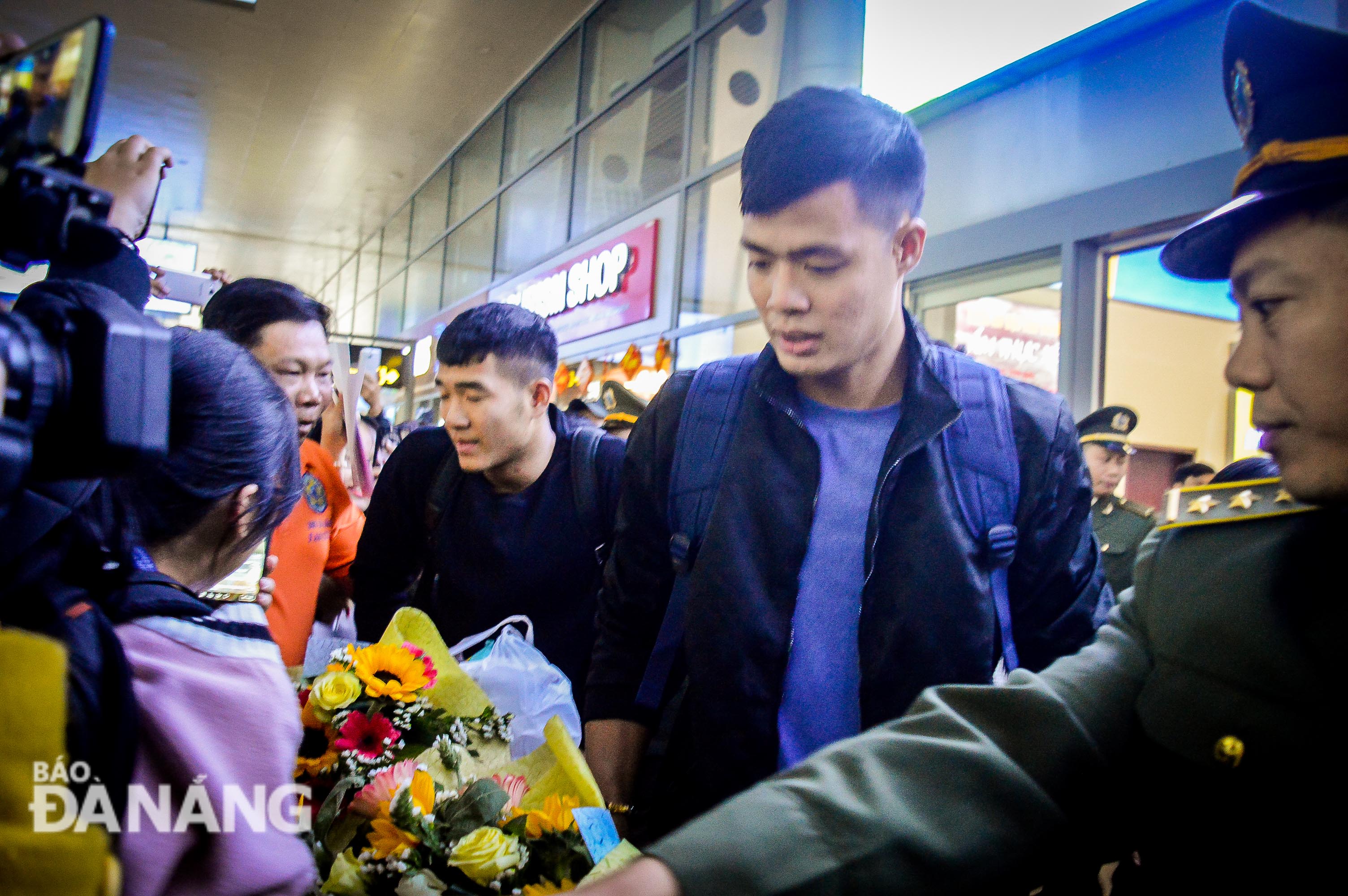  Goalkeeper Tuan receiving a hearty welcome from local fans