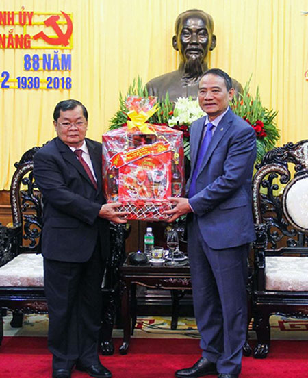 Bí thư Thành ủy Trương Quang Nghĩa (bên phải) tiếp Tổng Lãnh sự Lào tại Đà Nẵng Phommaseng Khamsene đến chúc Tết.   	            		               Ảnh: Q.KHẢI