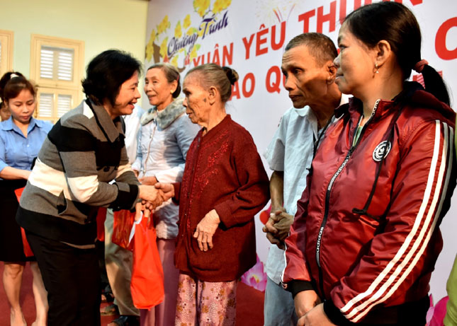 Chủ tịch Ủy ban MTTQ Việt Nam thành phố Đặng Thị Kim Liên trao quà Tết Mậu Tuất 2018 cho hộ nghèo.