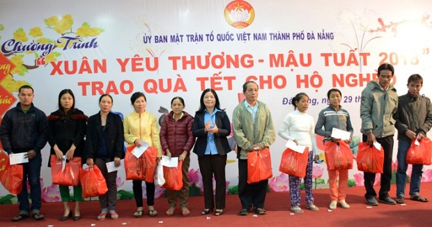 Local poor families receiving Tet gifts from the municipal Fatherland Front Committee (Photo: Baomoi.com)