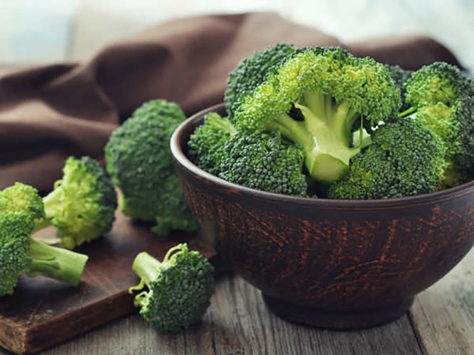 Bông cải xanh có thể ngăn ngừa các động mạch bị tắc nghẽn, ngăn ngừa mảng bám tích tụ trong động mạch do chứa nhiều vitamin K, ngăn ngừa tổn thương các động mạch. Bông cải xanh cũng làm giảm huyết áp và giảm căng thẳng cũng như ngăn ngừa quá trình oxy hóa cholesterol.