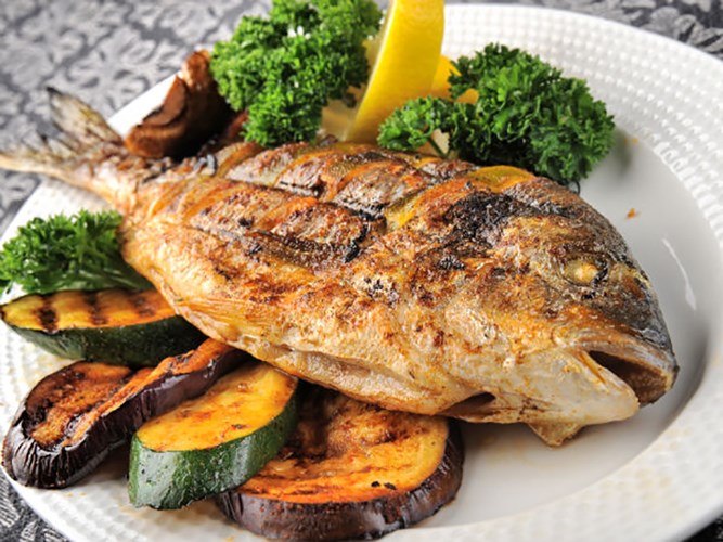 Một số loại cá như cá thu, cá hồi và cá ngừ giàu axit béo omega-3. Những chất béo lành mạnh này có thể giúp làm sạch động mạch của bạn. Axit béo omega-3 giúp tăng cholesterol tốt và giảm chứng viêm mạch máu và sự hình thành các cục máu đông trong động mạch.