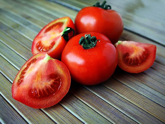 Cà chua có chứa lycopene, giúp giảm cholesterol xấu từ máu. Chúng cũng giàu chất xơ giúp loại bỏ tắc nghẽn từ động mạch của bạn. Bạn có thể sử dụng cà chua trong bữa ăn hay làm nước ép hàng ngày.