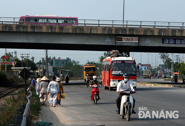 Cầu vượt Hòa Cầm trên quốc lộ 14B đoạn đi qua quận Cẩm Lệ, thành phố Đà Nẵng. Ảnh: V.T.L
