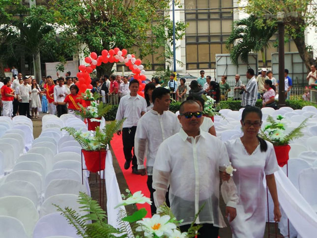 Các cặp nam thanh nữ tú Philippines tham gia lễ cưới tập thể trong ngày 14-2 dưới sự hỗ trợ của chính phủ. 