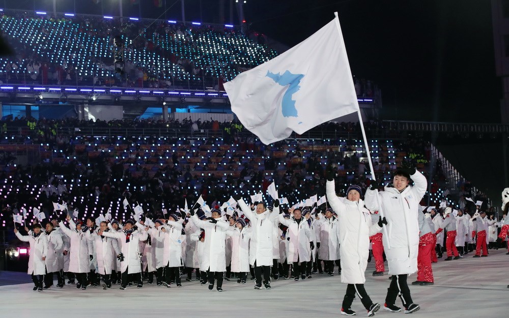 Đoàn Vận động viên hai miền Triều Tiên cùng diễu hành chung dưới lá cờ mang hình một bán đảo Triều Tiên thống nhất tại lễ khai mạc Olympic PyeongChang 2018. (Nguồn: YONHAP/ TTXVN)