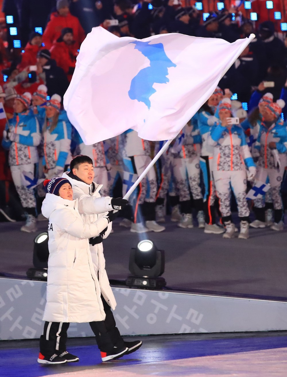 Vận động viên hai miền Triều Tiên cùng diễu hành chung dưới lá cờ mang hình một bán đảo Triều Tiên thống nhất tại lễ khai mạc Olympic PyeongChang 2018. (Nguồn: YONHAP/TTXVN)