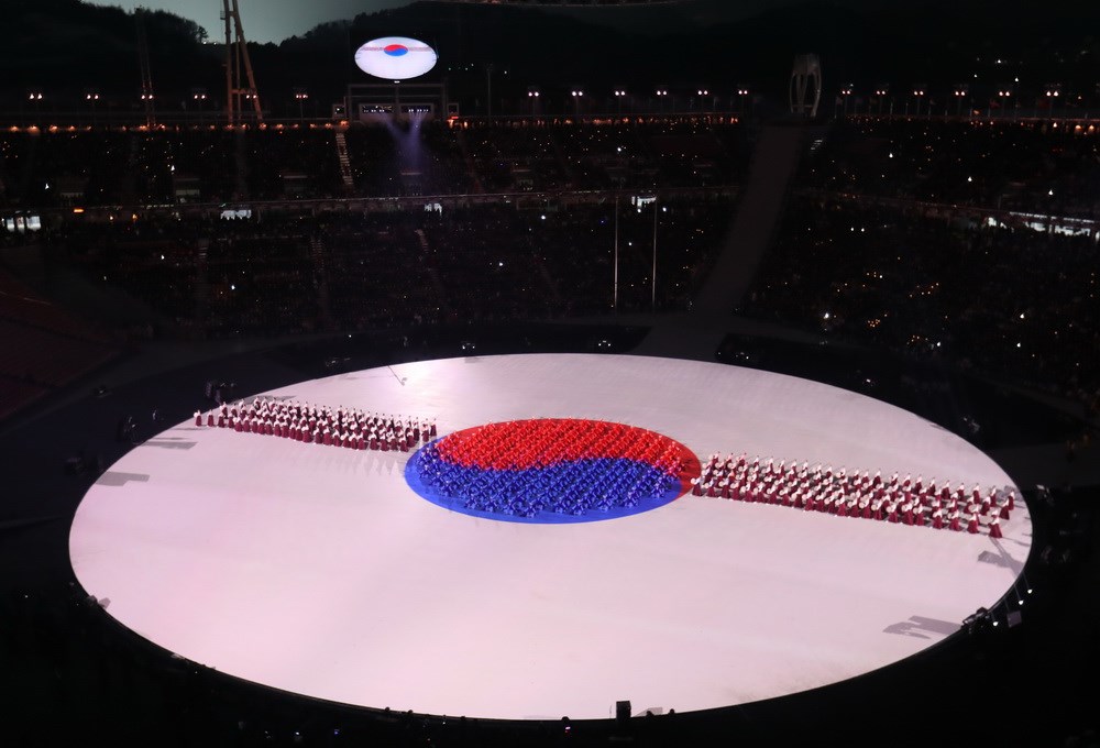 Các nghệ sỹ xếp hình quốc kỳ Hàn Quốc trong lễ khai mạc. (Nguồn: THX/TTXVN)